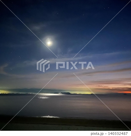 月夜の空と海に僅かに残る夕焼け 月夜の空と海に僅かに残る夕焼け 140332487