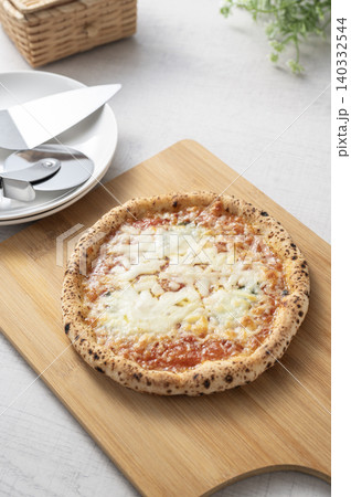 オーブントースターで焼いた冷凍ピザ オーブントースターで焼いた冷凍ピザ 140332544