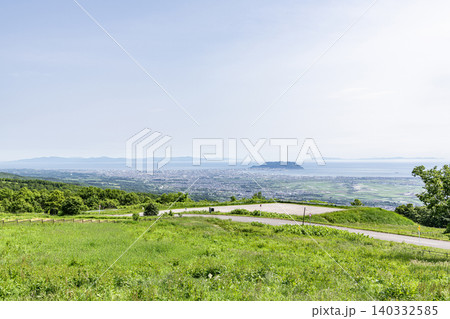 北海道亀田郡七飯町 岱牧場展望台から見る函館市の街並み 北海道亀田郡七飯町 岱牧場展望台から見る函館市の街並み 140332585