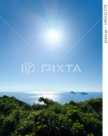 太陽の光が海面に反射する島々を望む絶景オーシャンビュー 140332779