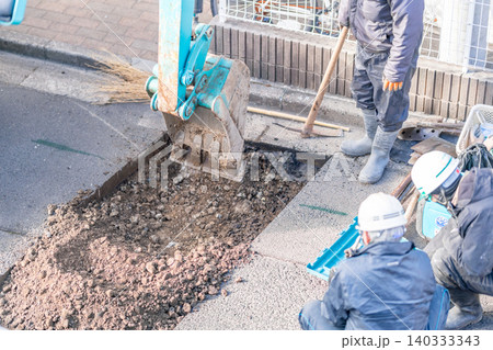 合流管耐震化工事(更生工法)公共ます下水道管の公共下水道工事 道路掘削 土砂掘削 作業員 合流管耐震化工事(更生工法)公共ます下水道管の公共下水道工事 道路掘削 土砂掘削 作業員 140333343