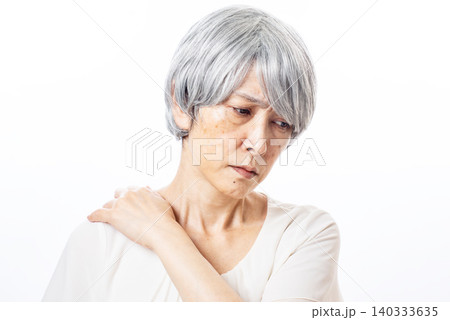 辛い肩こりに悩む白髪のシニア女性 辛い肩こりに悩む白髪のシニア女性 140333635