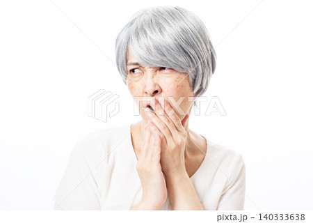 悪口を言う白髪のシニア女性 悪口を言う白髪のシニア女性 140333638