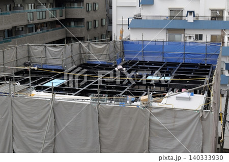 steel frame construction, Construction Workers Installing Steel Frame Structure at Urban Building Site steel frame construction, Construction Workers Installing Steel Frame Structure at Urban Building Site 140333930