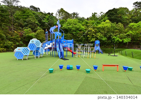 豊かな新緑の山々に囲まれた公園 豊かな新緑の山々に囲まれた公園 140334014