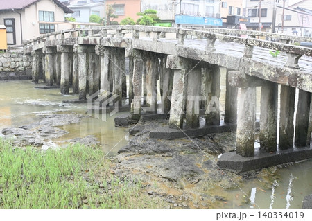 天草市町山口川に架かる歴史的な石造桁橋「祇園橋」 天草市町山口川に架かる歴史的な石造桁橋「祇園橋」 140334019