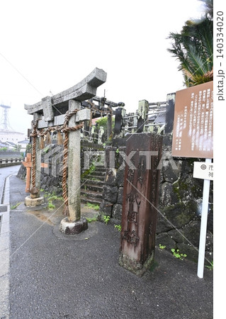 祇園橋のたもとに佇む八坂神社 祇園橋のたもとに佇む八坂神社 140334020