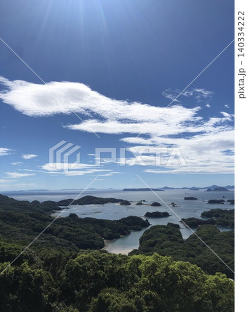 九十九島の島々と青空を望む縦位置の展望風景 九十九島の島々と青空を望む縦位置の展望風景 140334222