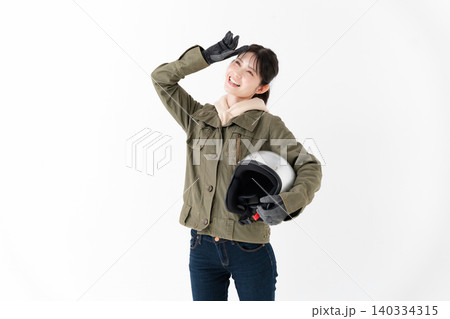 ヘルメットを持ったバイク女子 ヘルメットを持ったバイク女子 140334315