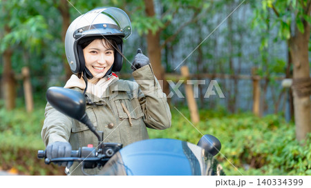 スクーターに乗る女性 スクーターに乗る女性 140334399