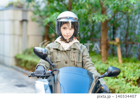 スクーターに乗る女性 スクーターに乗る女性 140334407