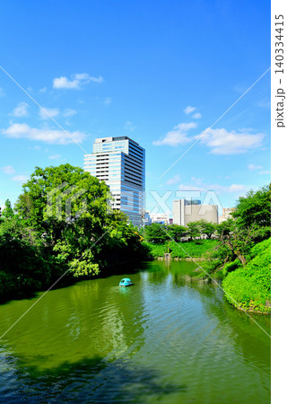 東京 田安門橋から見た牛ケ淵とその周辺の街並み 東京 田安門橋から見た牛ケ淵とその周辺の街並み 140334415