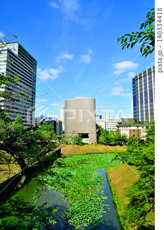 東京 田安門橋から見た牛ケ淵とその周辺の街並み 東京 田安門橋から見た牛ケ淵とその周辺の街並み 140334418