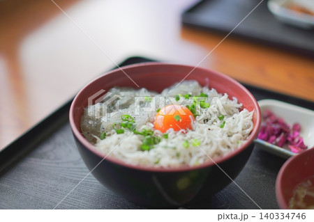 生しらすと釜揚げしらすの二色丼 生しらすと釜揚げしらすの二色丼 140334746