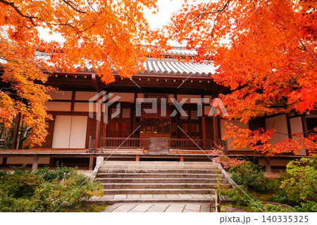 京都嵯峨野の寺院の楓の紅葉 京都嵯峨野の寺院の楓の紅葉 140335325
