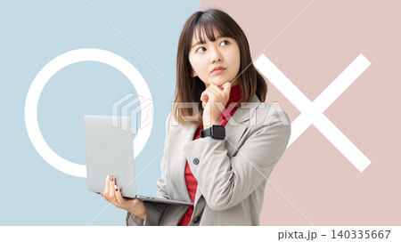 マルかバツか、どちらか考える女性 マルかバツか、どちらか考える女性 140335667