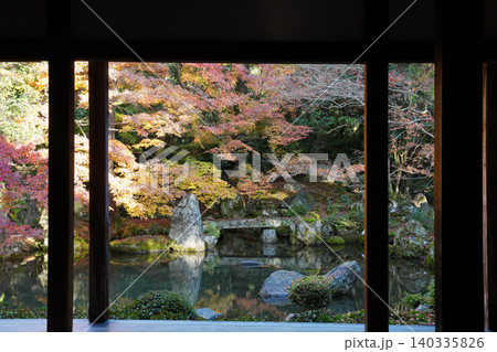 京都洛北上高野の寺院の紅葉した庭園 140335826