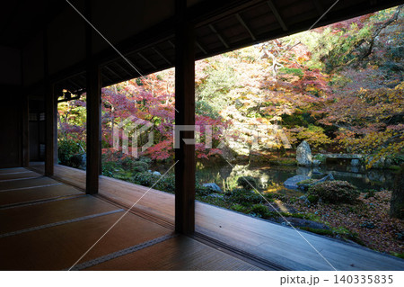 京都洛北上高野の寺院の紅葉した庭園 京都洛北上高野の寺院の紅葉した庭園 140335835