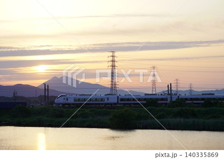 夕焼けの筑波山と特急列車 140335869