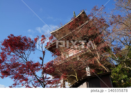 青空を背景にした京都洛北上高野の仏教寺院の多宝塔 青空を背景にした京都洛北上高野の仏教寺院の多宝塔 140335878