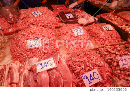 タイの市場で売られている豚肉 140335996
