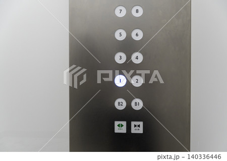 ステンレス製エレベーターのボタンパネルのクローズアップ 140336446
