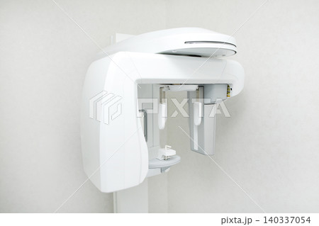 歯科医院のレントゲン室に設置された最新の歯科用CT・パノラマエックス線撮影装置 歯科医院のレントゲン室に設置された最新の歯科用CT・パノラマエックス線撮影装置 140337054