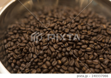 焙煎されたコーヒー豆のクローズアップ ボウルに入った深煎り珈琲豆のテクスチャ 背景素材 140337066