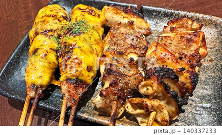 焼きとん串七輪で炭火焼き　居酒屋の焼き鳥盛り合わせ　チーズつくね等 140337233