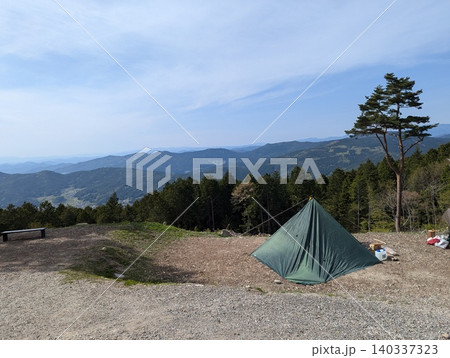 静かな山のキャンプサイトで過ごすソロキャンプ(コピースペース有) 静かな山のキャンプサイトで過ごすソロキャンプ(コピースペース有) 140337323