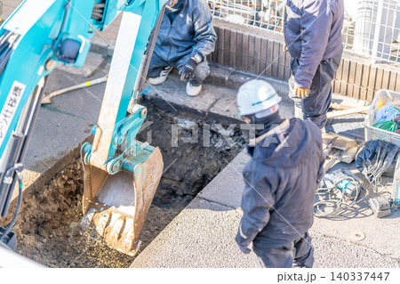 合流管耐震化工事(更生工法)公共ます下水道管の公共下水道工事 掘削 油圧ショベル 埋設物確認 誘導 合流管耐震化工事(更生工法)公共ます下水道管の公共下水道工事 掘削 油圧ショベル 埋設物確認 誘導 140337447