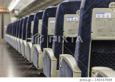 新幹線や特急列車の青いリクライニングシート座席のクローズアップ車内イメージ 新幹線や特急列車の青いリクライニングシート座席のクローズアップ車内イメージ 140337694