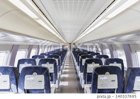 誰もいない新幹線の車内左右対称の構図と明るい窓からの光の移動イメージ 誰もいない新幹線の車内左右対称の構図と明るい窓からの光の移動イメージ 140337695