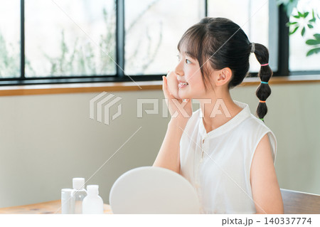 鏡を見ながらメイクする子供,女の子,小学生,中学生 鏡を見ながらメイクする子供,女の子,小学生,中学生 140337774