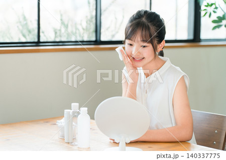 化粧水でニキビケア,スキンケア,美容,お肌のケアをする子供,女の子,小学生,中学生,高校生 化粧水でニキビケア,スキンケア,美容,お肌のケアをする子供,女の子,小学生,中学生,高校生 140337775