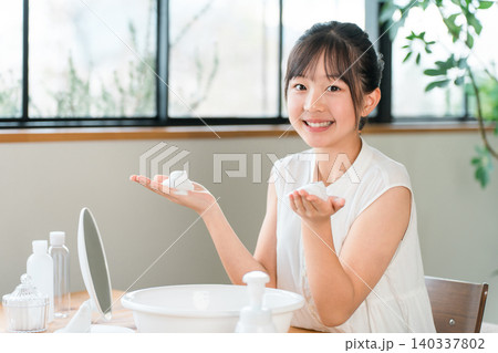 泡洗顔,クレンジング,ニキビケアをする子供,女の子,小学生,中学生,高校生 泡洗顔,クレンジング,ニキビケアをする子供,女の子,小学生,中学生,高校生 140337802