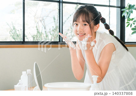泡洗顔,クレンジング,ニキビケアをする子供,女の子,小学生,中学生,高校生 泡洗顔,クレンジング,ニキビケアをする子供,女の子,小学生,中学生,高校生 140337808