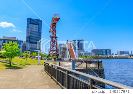 東京　江東区 豊洲　春海橋公園遊歩道からの眺め 140337971