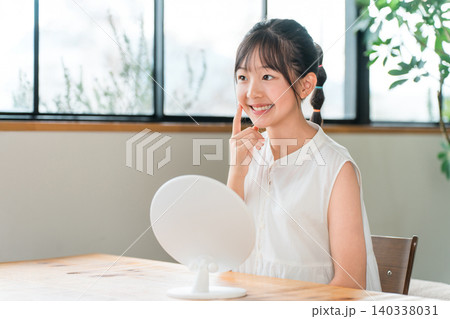 鏡を見る小学生,中学生の女の子(スキンケア,ニキビ) 鏡を見る小学生,中学生の女の子(スキンケア,ニキビ) 140338031