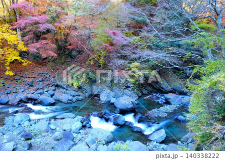【神奈川県】秋の色に染まる早戸川渓谷 【神奈川県】秋の色に染まる早戸川渓谷 140338222