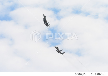 旋回する航空自衛隊F-15DJイーグルの編隊 旋回する航空自衛隊F-15DJイーグルの編隊 140338266