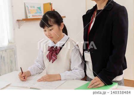 個別指導を受ける生徒 個別指導を受ける生徒 140338484
