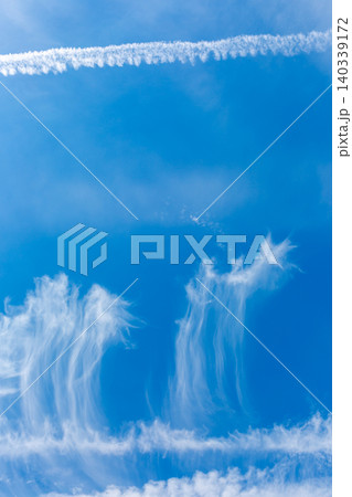 梅雨の時期の飛行機雲　青空と雲 140339172