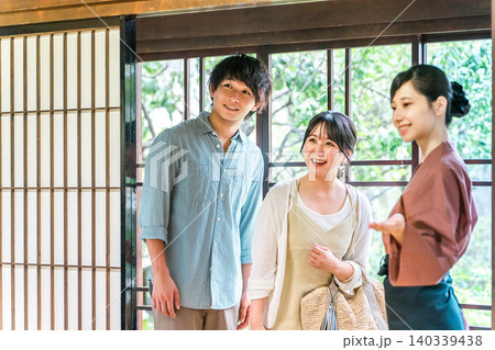 老舗の温泉旅館・高級旅館・宿坊で観光客に接客する仲居さん・女将さん 老舗の温泉旅館・高級旅館・宿坊で観光客に接客する仲居さん・女将さん 140339438