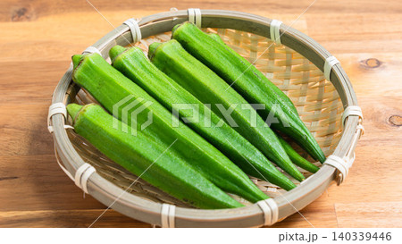 新鮮なオクラをざるに盛り付けた夏野菜のイメージ 140339446