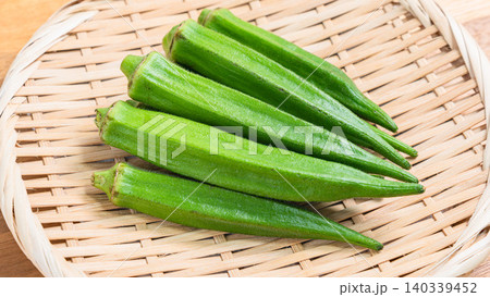 新鮮なオクラをざるに盛り付けた夏野菜のイメージ 140339452