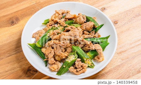 オクラと豚肉の炒め物 ごま風味の和風おかず オクラと豚肉の炒め物 ごま風味の和風おかず 140339458
