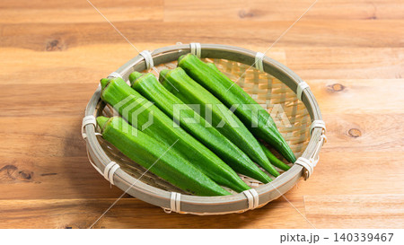 新鮮なオクラをざるに盛り付けた夏野菜のイメージ 140339467