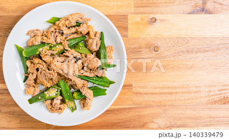 オクラと豚肉の炒め物 ごま風味の和風おかず オクラと豚肉の炒め物 ごま風味の和風おかず 140339479