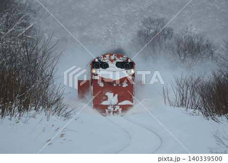 宗谷本線を除雪するラッセル列車 宗谷本線を除雪するラッセル列車 140339500